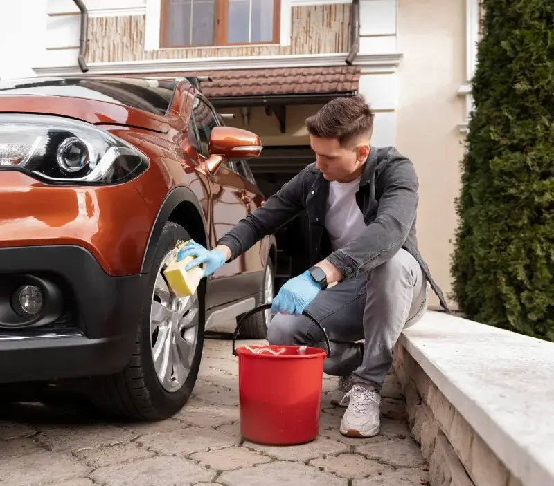 Lavage auto à domicile Souvigny-de-Touraine : professionnel intervenant sur un véhicule